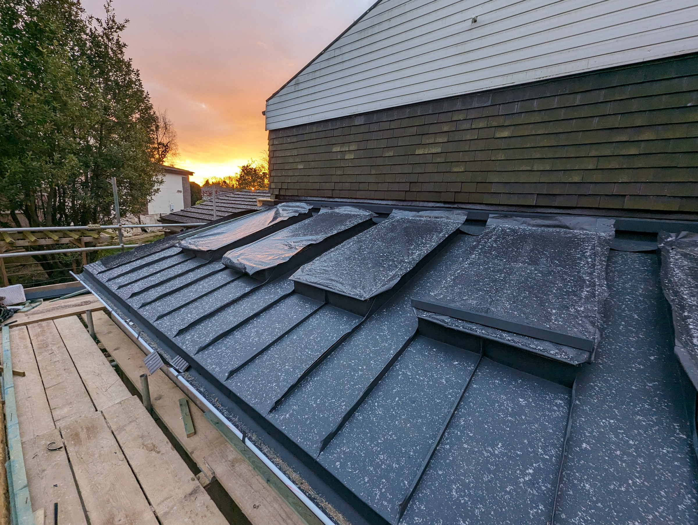 PREFA Anthracite lean-to — roof installation in progress