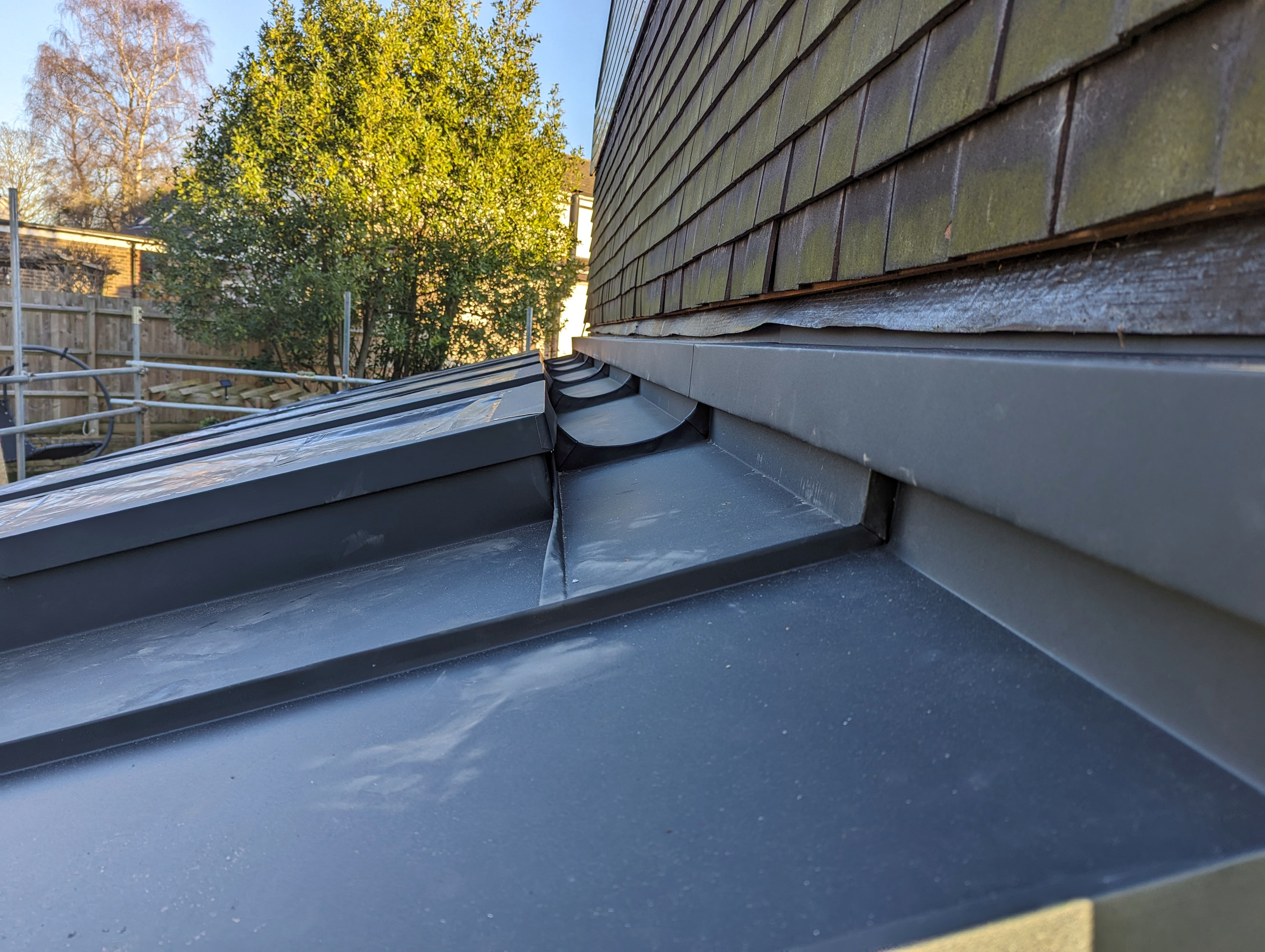 PREFA Anthracite lean-to — technical wall abutment detail